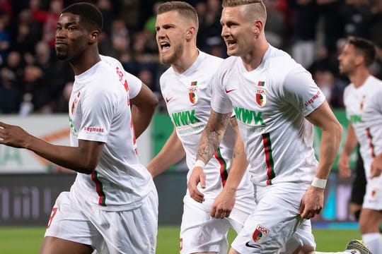 Der FC Augsburg konnte am Samstag durch Niederlagen der Konkurrenz den Klassenerhalt am TV feiern.