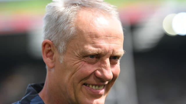 Trainer Christian Streich kann sich über den perfekt gemachten Klassenerhalt mit dem SC Freiburg freuen. Trainer Christian Streich kann sich über den perfekt gemachten Klassenerhalt mit dem SC Freiburg freuen.