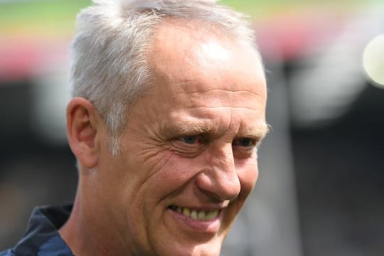 Trainer Christian Streich kann sich über den perfekt gemachten Klassenerhalt mit dem SC Freiburg freuen.