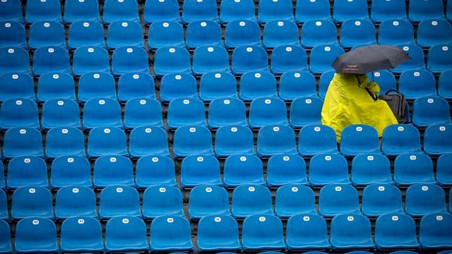 Wegen Dauerregens ist das zweite Halbfinale des ATP-Tennisturniers in München auf Sonntag verschoben worden.