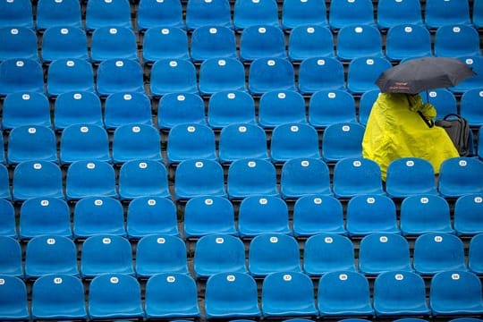 Wegen Dauerregens ist das zweite Halbfinale des ATP-Tennisturniers in München auf Sonntag verschoben worden.