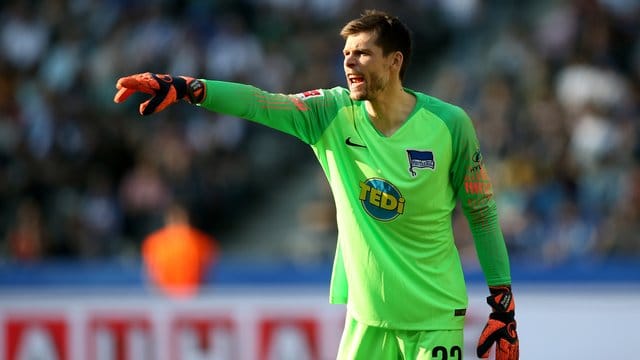 Herthas Rune Jarstein soll sich zeitnah einer Knie-Operation unterziehen. Herthas Rune Jarstein soll sich zeitnah einer Knie-Operation unterziehen.