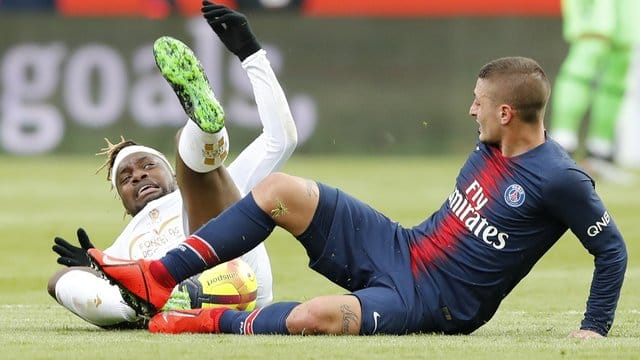 Nizzas Allan Saint-Maximin (l) und der Pariser Marco Verratti kämpfen um den Ball. Nizzas Allan Saint-Maximin (l) und der Pariser Marco Verratti kämpfen um den Ball.