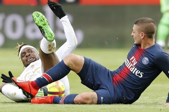 Nizzas Allan Saint-Maximin (l) und der Pariser Marco Verratti kämpfen um den Ball.