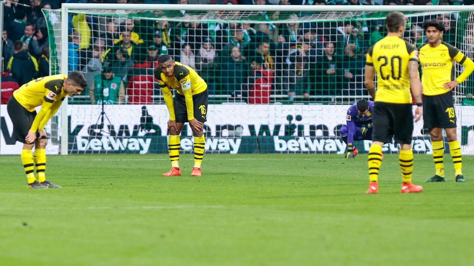 Geknickt: Die Dortmunder nach dem 2:2 in Bremen.