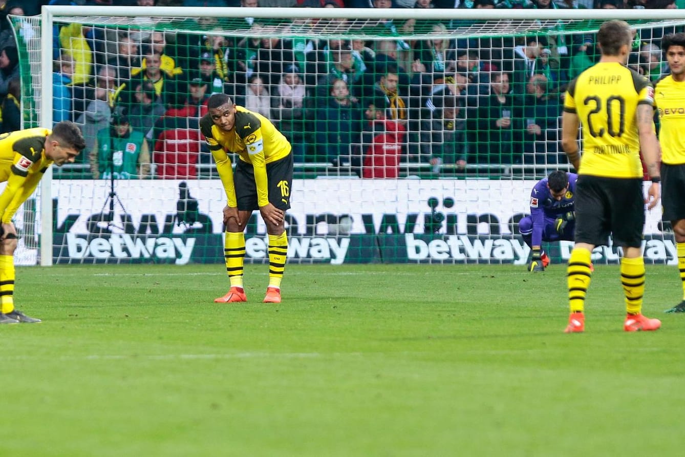 Geknickt: Die Dortmunder nach dem 2:2 in Bremen.