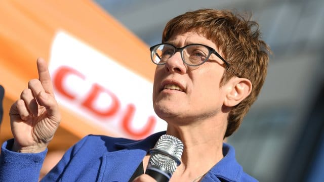 Parteichefin Annegret Kramp-Karrenbauer trat am Samstag auf mehreren Landesparteitagen auf und griff die SPD scharf an.