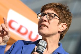 Parteichefin Annegret Kramp-Karrenbauer trat am Samstag auf mehreren Landesparteitagen auf und griff die SPD scharf an.