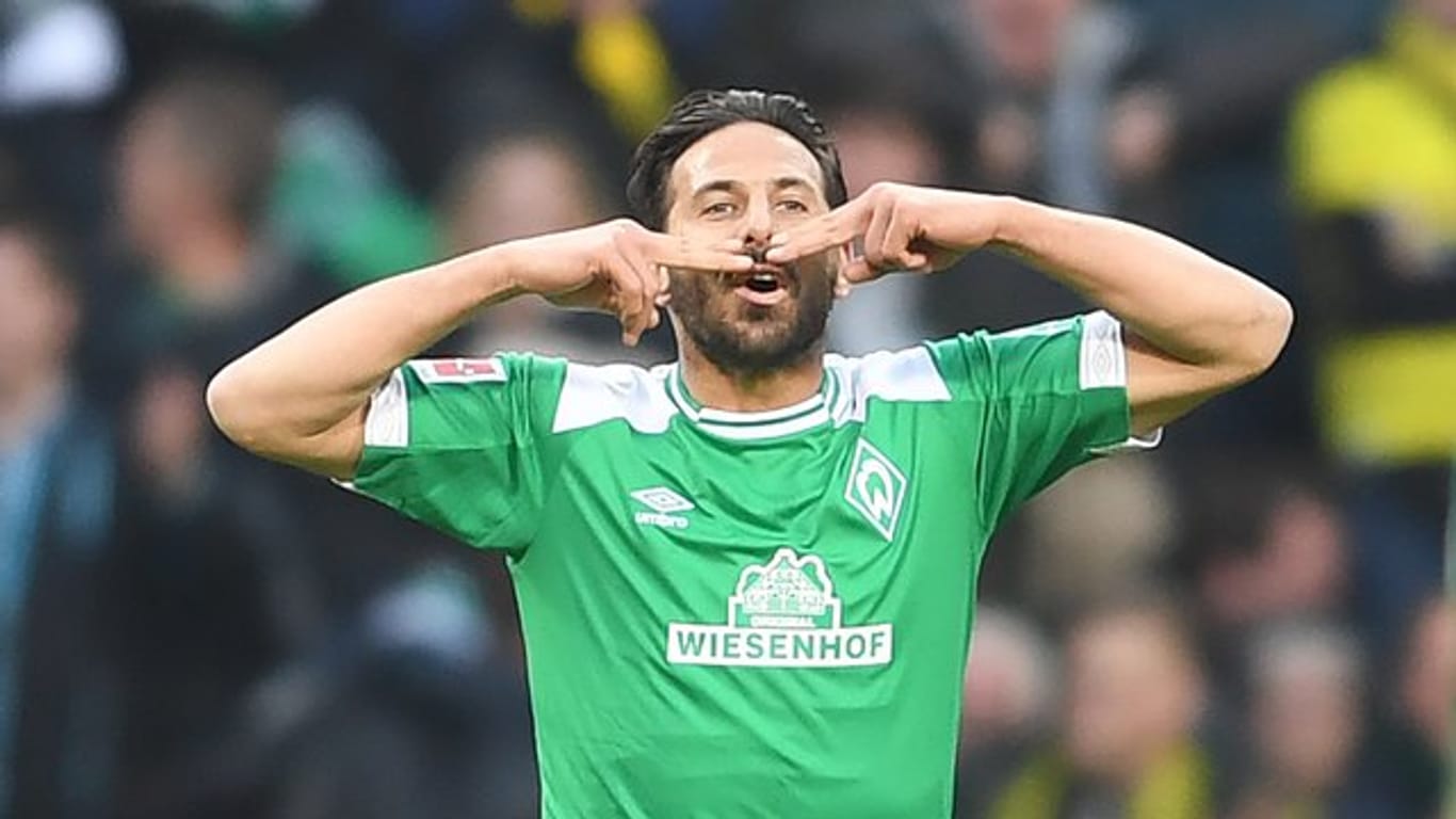 Werders Claudio Pizarro jubelt über sein Tor zum 2:2-Endstand gegen den BVB.