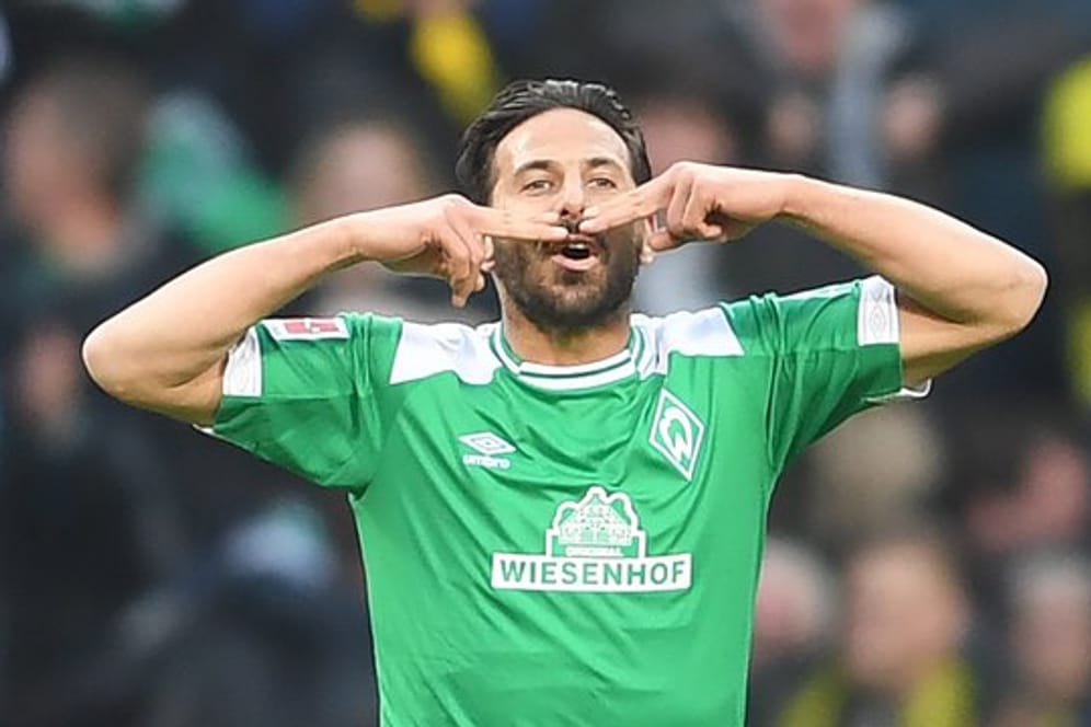 Werders Claudio Pizarro jubelt über sein Tor zum 2:2-Endstand gegen den BVB.