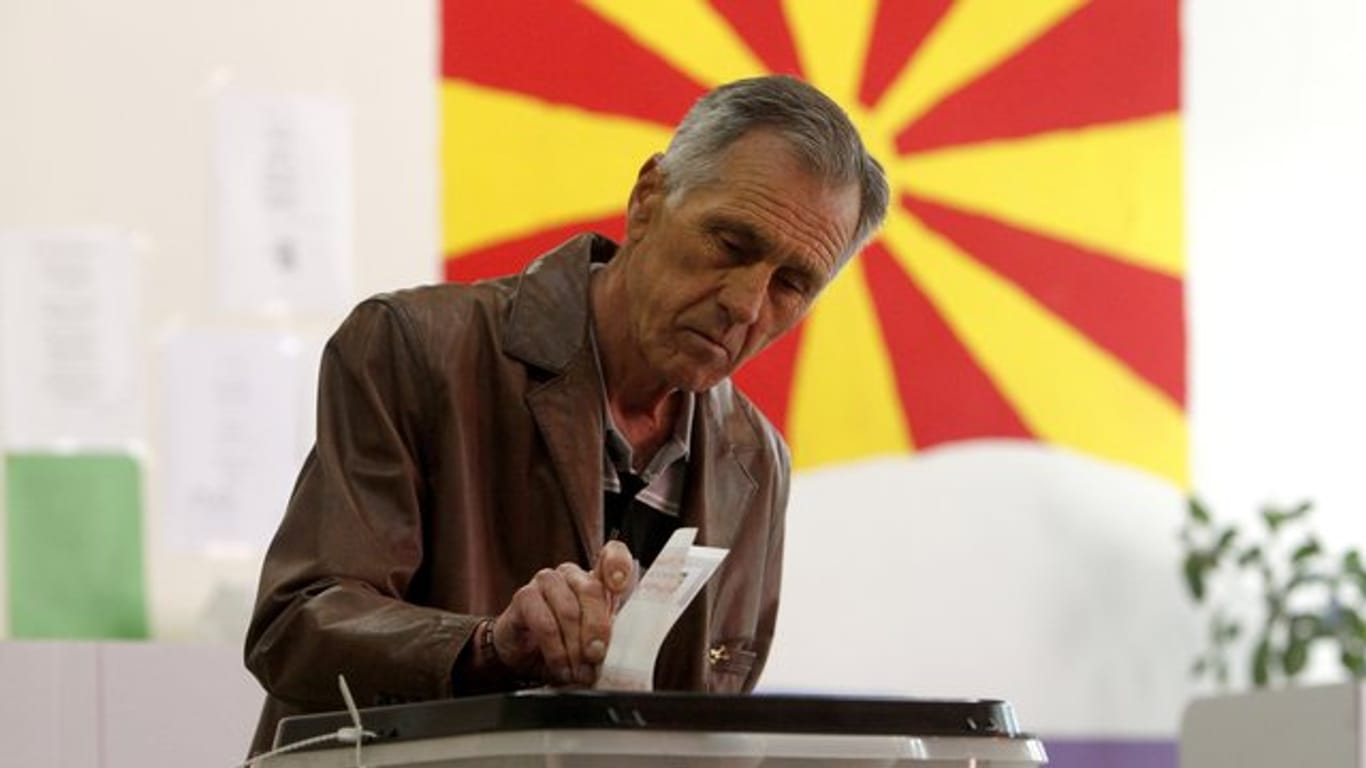 Mann an einer Wahlurne in Skopje.