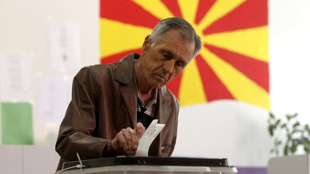 Mann an einer Wahlurne in Skopje.