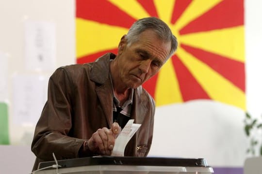 Mann an einer Wahlurne in Skopje.