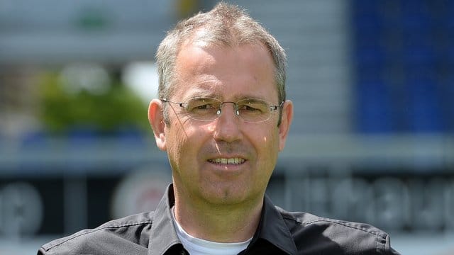 U17-Trainer Michael Feichtenbeiner musste sich mit seiner Mannschaft zum EM-Auftakt mit 1:3 gegen Italien geschlagen geben. U17-Trainer Michael Feichtenbeiner musste sich mit seiner Mannschaft zum EM-Auftakt mit 1:3 gegen Italien geschlagen geben.