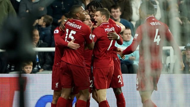 Liverpools Spieler jubeln nach dem Tor zum 3:2 gegen Newcastle United. Liverpools Spieler jubeln nach dem Tor zum 3:2 gegen Newcastle United.