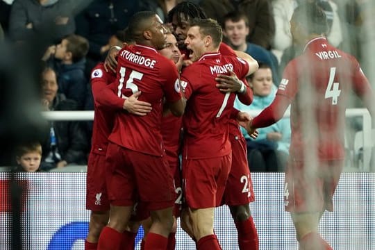 Liverpools Spieler jubeln nach dem Tor zum 3:2 gegen Newcastle United.