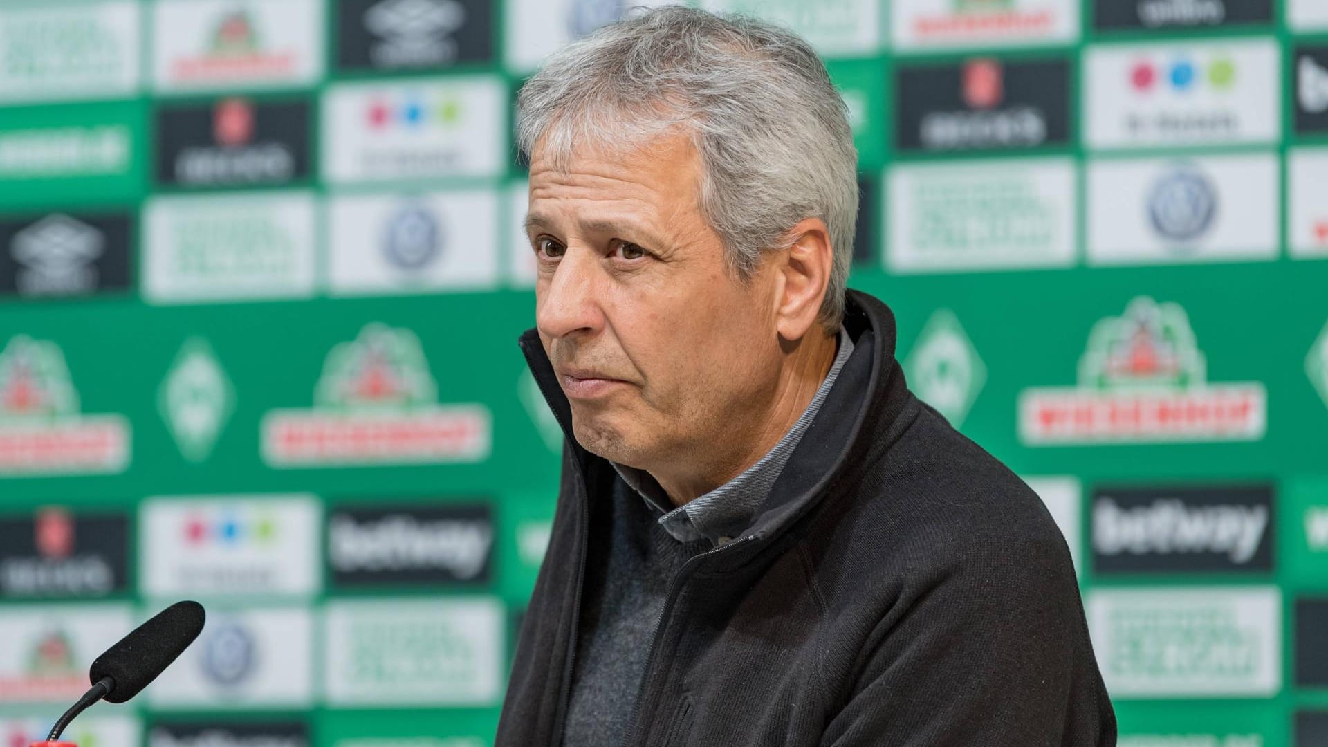 Konsterniert: BVB-Trainer Favre auf der Pressekonferenz nach dem Spiel in Bremen. Konsterniert: BVB-Trainer Favre auf der Pressekonferenz nach dem Spiel in Bremen.