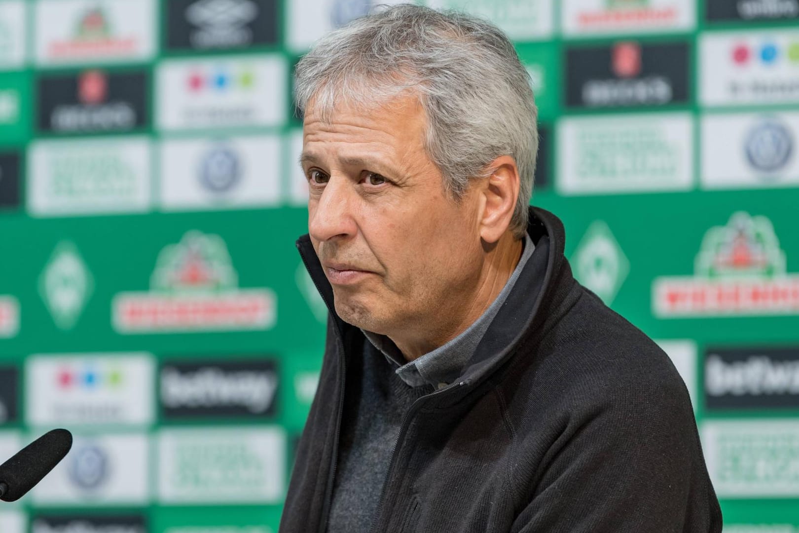 Konsterniert: BVB-Trainer Favre auf der Pressekonferenz nach dem Spiel in Bremen.