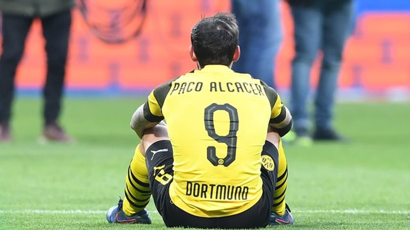 Dortmunds Paco Alcacer sitzt nach Spielende in Bremen enttäuscht auf dem Platz.