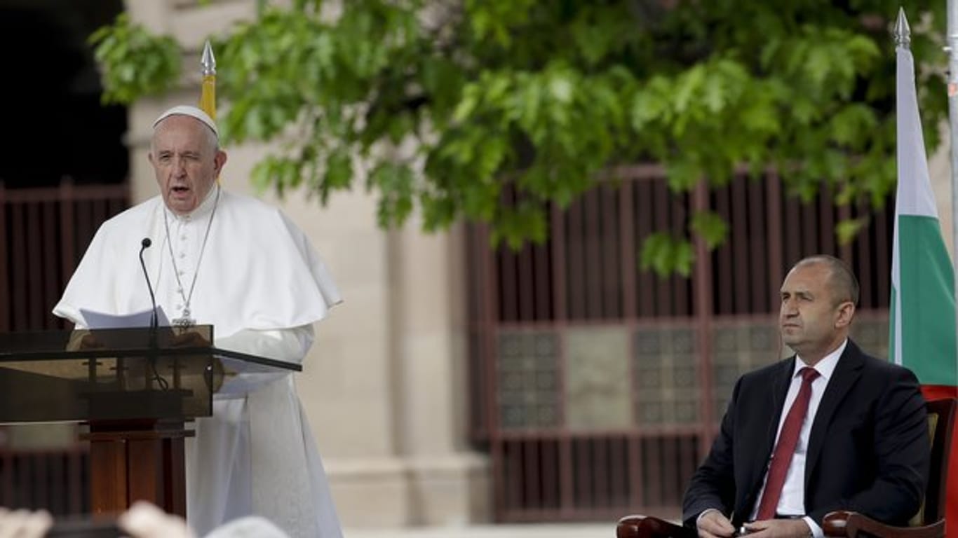 Papst Franziskus hält eine Rede neben Bulgariens Staatspräsident Rumen Radew.