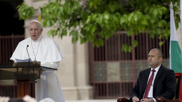Papst Franziskus hält eine Rede neben Bulgariens Staatspräsident Rumen Radew. Papst Franziskus hält eine Rede neben Bulgariens Staatspräsident Rumen Radew.