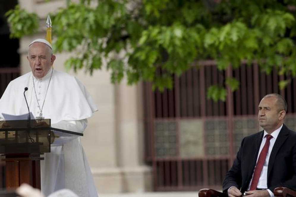 Papst Franziskus hält eine Rede neben Bulgariens Staatspräsident Rumen Radew.