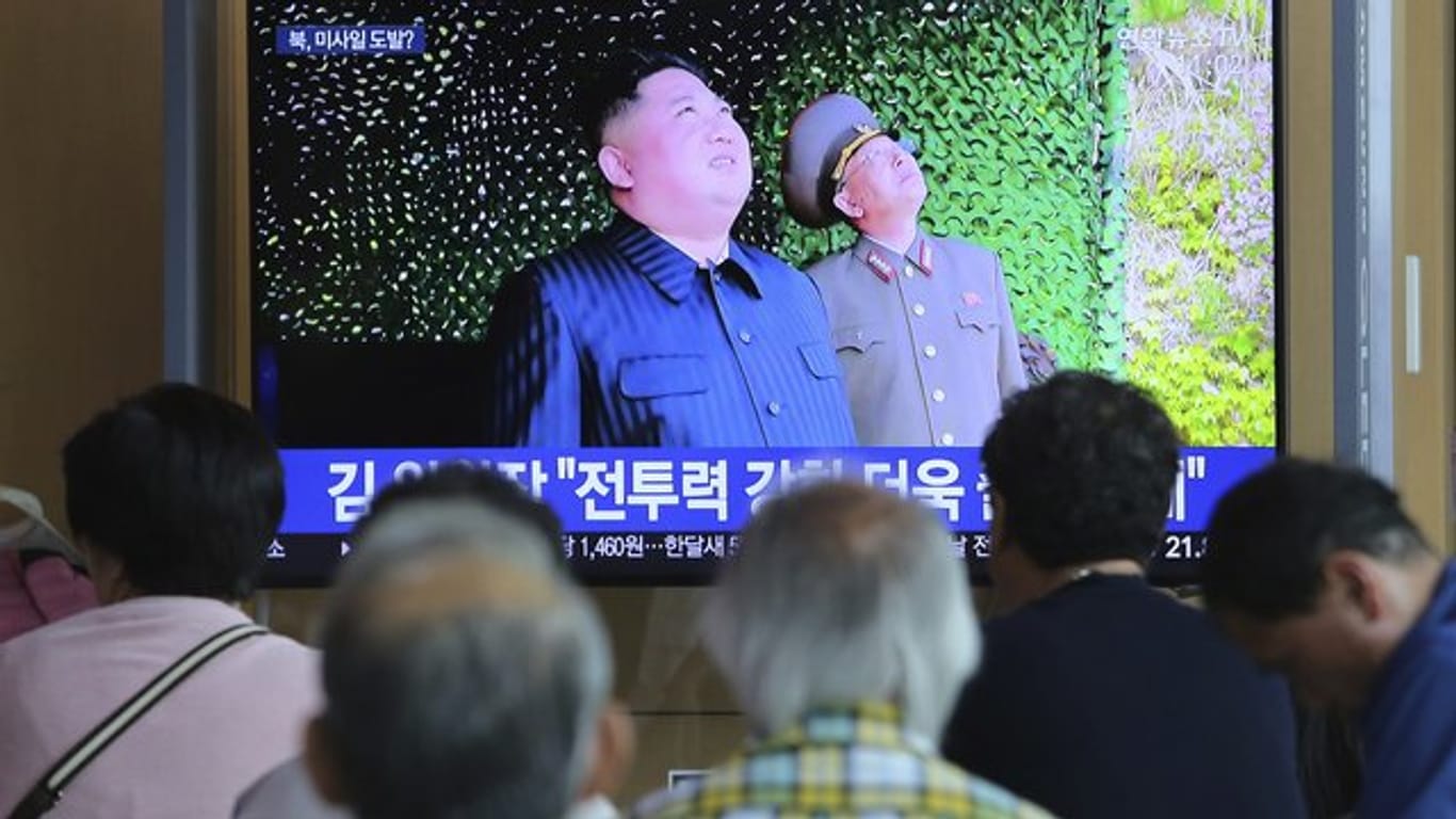 Nachrichtensendung am Bahnhof von Seoul: Nordkorea hat seine umstrittenen Waffentests in der letzten Woche als Übung für den Einsatz von Raketen und Lenkwaffen beschrieben.