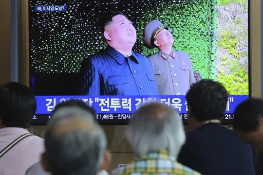 Nachrichtensendung am Bahnhof von Seoul: Nordkorea hat seine umstrittenen Waffentests in der letzten Woche als Übung für den Einsatz von Raketen und Lenkwaffen beschrieben.