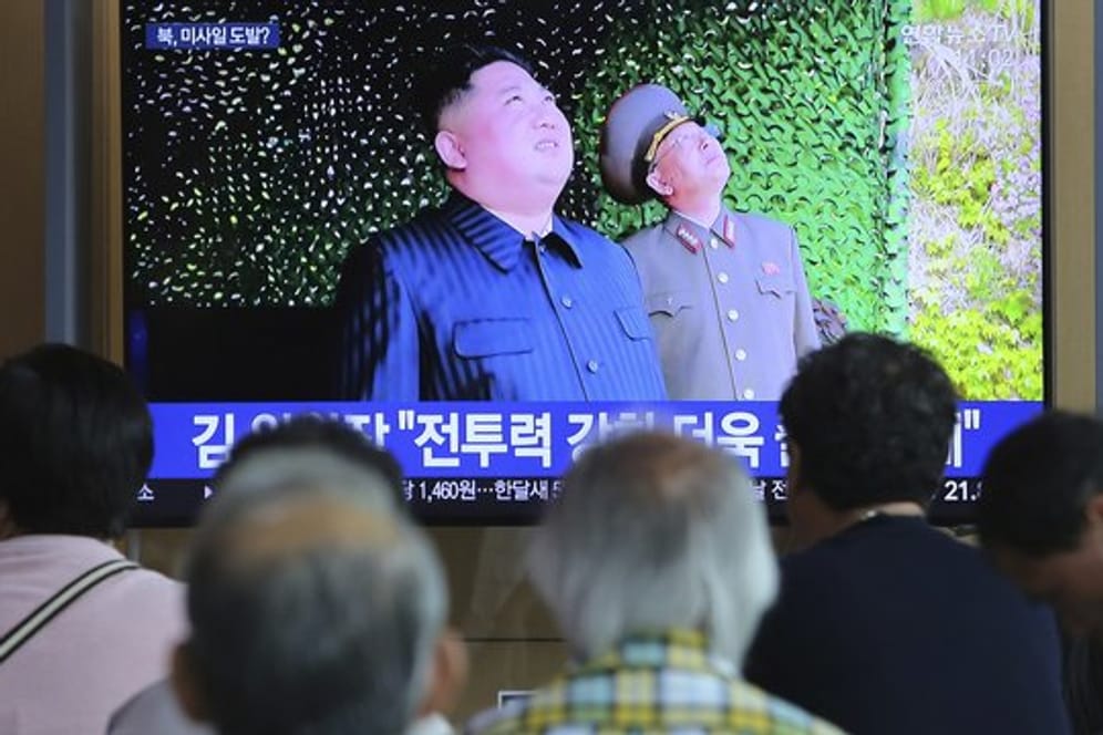 Nachrichtensendung am Bahnhof von Seoul: Nordkorea hat seine umstrittenen Waffentests in der letzten Woche als Übung für den Einsatz von Raketen und Lenkwaffen beschrieben.