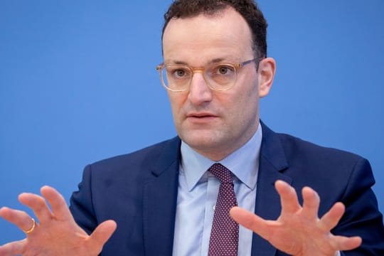 Jens Spahn (CDU), Bundesgesundheitsminister, spricht während einer Pressekonferenz.