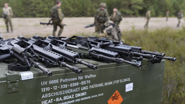 G36-Sturmgewehre von Heckler&Koch bei einer Übung des Bundeswehr: Der Hersteller will zurück zum größeren Kaliber des G3-Sturmgewehres.