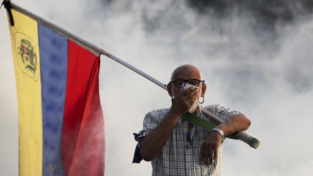 Demonstrant mit venezolanischer Flagge auf der Straßen von Caracas.