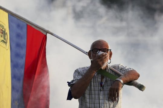 Demonstrant mit venezolanischer Flagge auf der Straßen von Caracas.