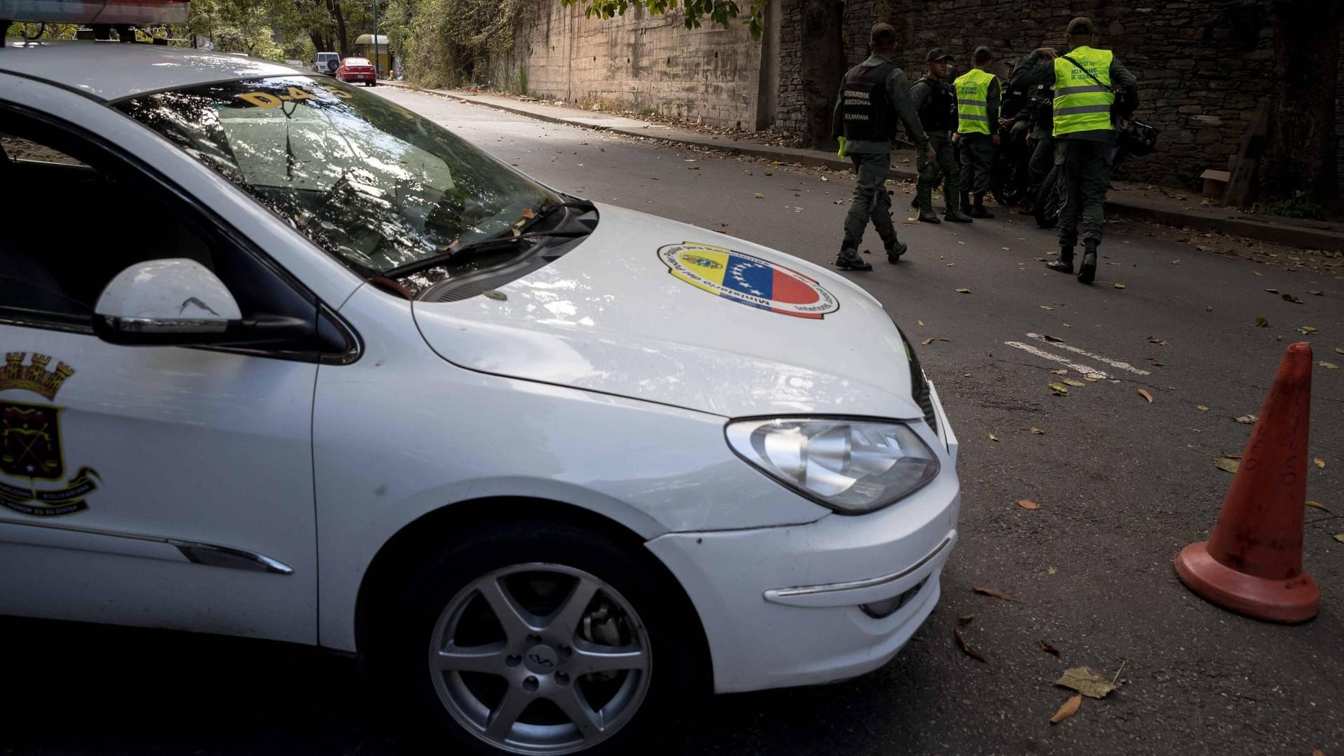 Militär und Polizei in Caracas im Einsatz (Archivbild): Beim Absturz eines Militär-Hubschraubers sind in Venezuela mehrere Menschen ums Leben gekommen.