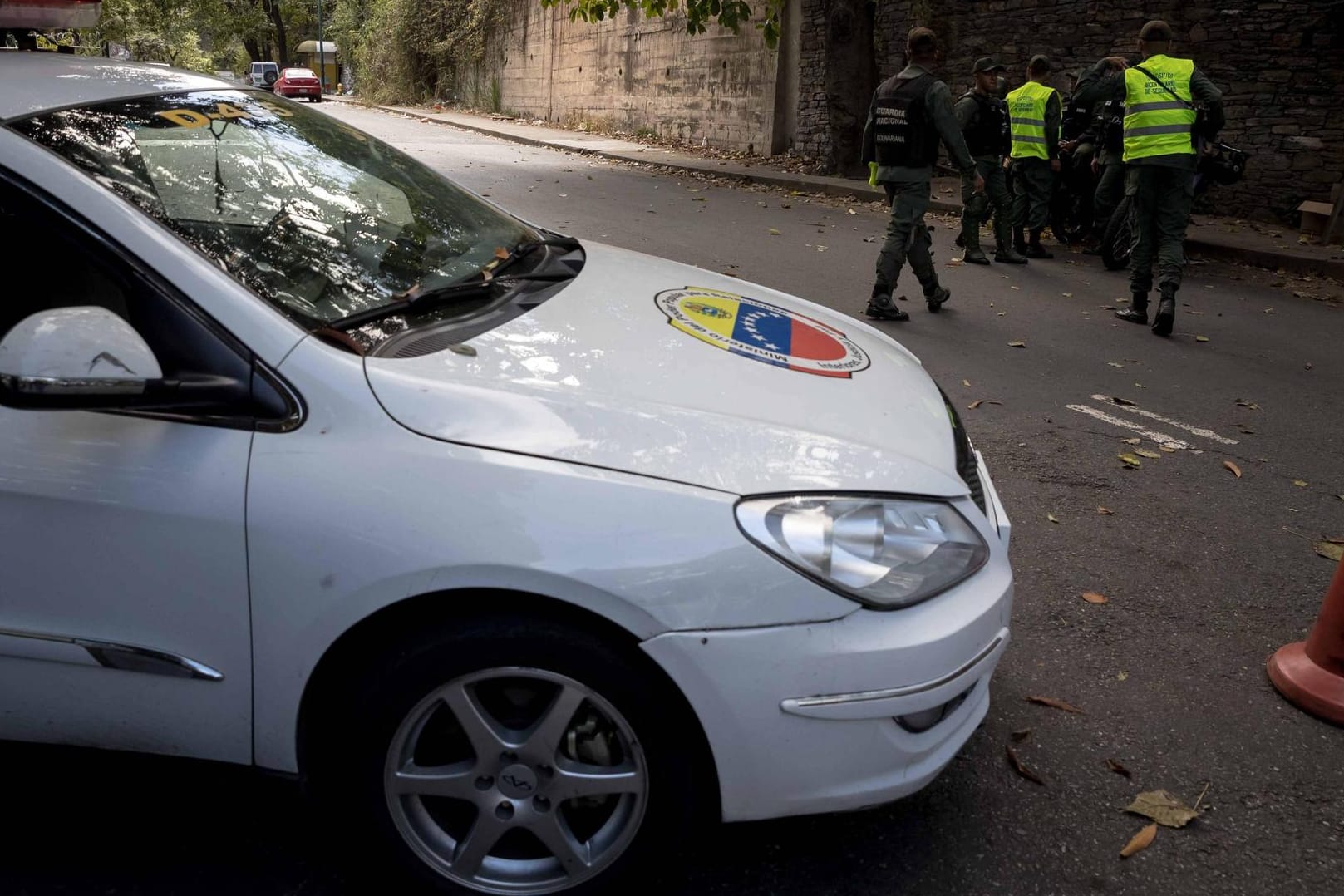 Militär und Polizei in Caracas im Einsatz (Archivbild): Beim Absturz eines Militär-Hubschraubers sind in Venezuela mehrere Menschen ums Leben gekommen.