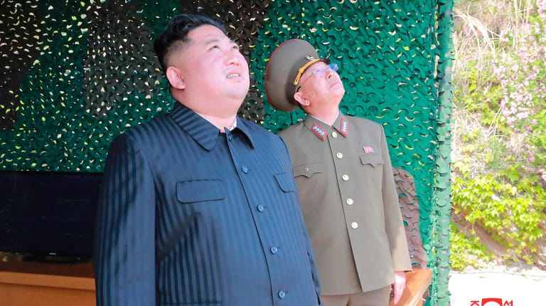 Kim Jong Un: Nordkoreas Machthaber (l.) bei der Beobachtung von Tests verschiedener Waffensysteme.