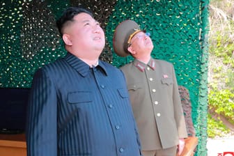 Kim Jong Un: Nordkoreas Machthaber (l.) bei der Beobachtung von Tests verschiedener Waffensysteme.