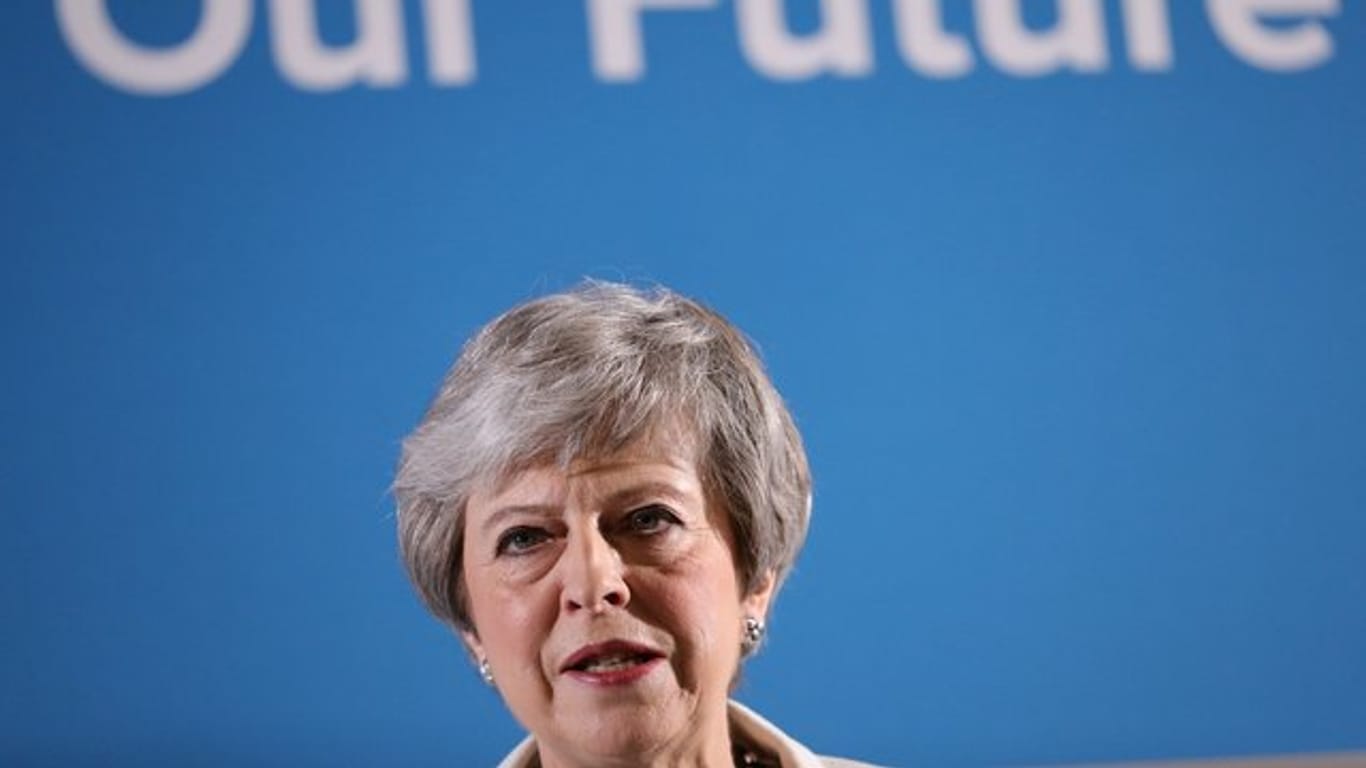 Theresa May, Premierministerin von Großbritannien, fordert die Opposition nach der Wahlniederlage zu einem Brexit-Kompromiss auf.