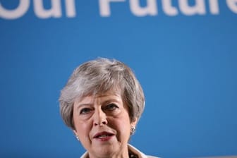 Theresa May, Premierministerin von Großbritannien, fordert die Opposition nach der Wahlniederlage zu einem Brexit-Kompromiss auf.