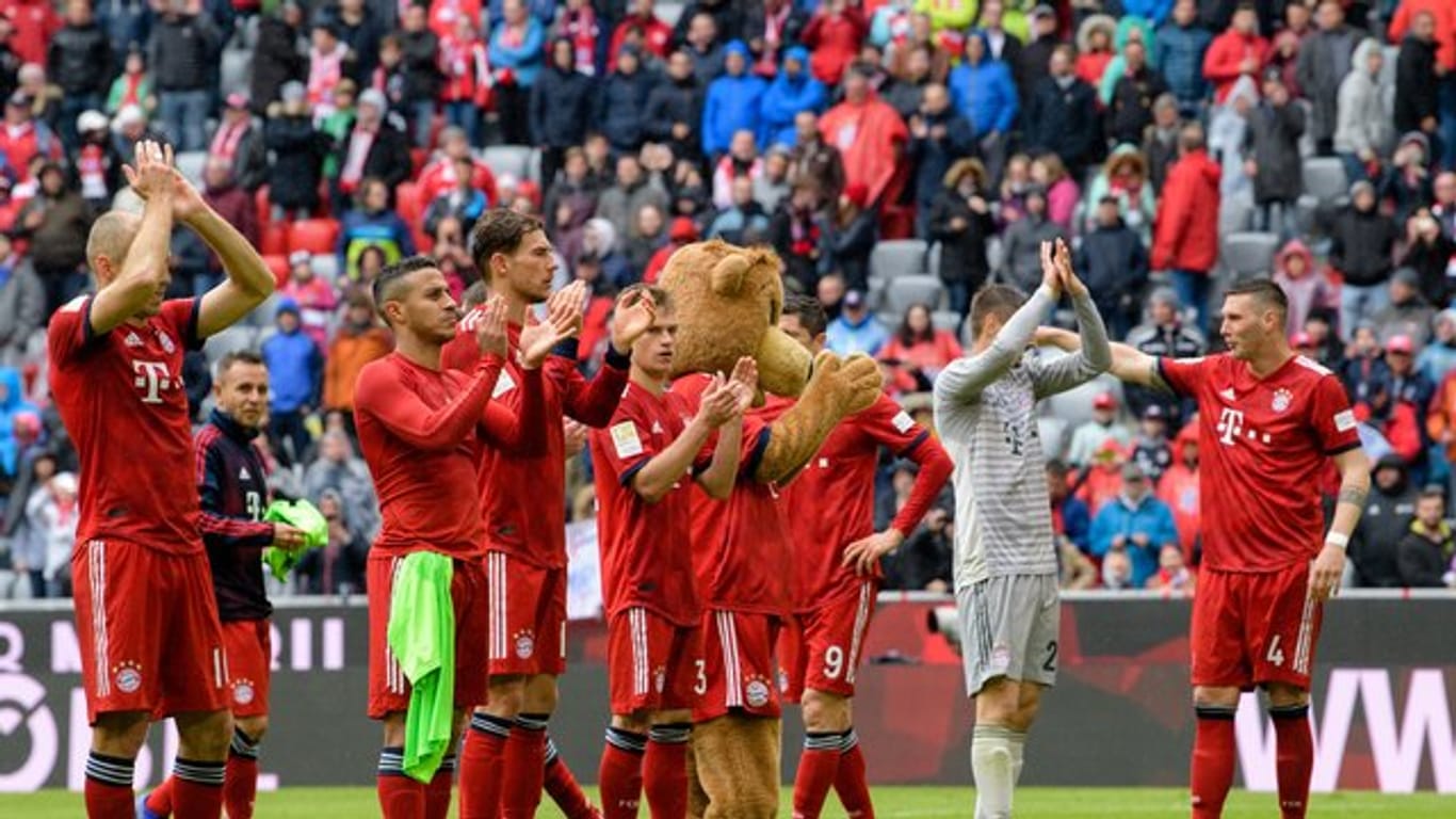 Arjen Robben (l) und seine Teamkollegen feiern mit ihren Fans den Sieg gegen Hannover.