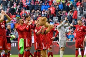 Arjen Robben (l) und seine Teamkollegen feiern mit ihren Fans den Sieg gegen Hannover.