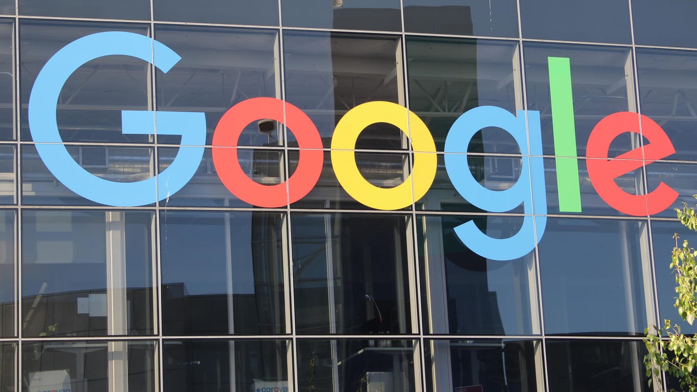 Das Logo von Google an der Fassade des Hauptsitzes: Bei der Entwicklerkonferenz Google I/O gibt es traditionell neue Details zur nächsten Version des meistgenutzten Smartphone-Systems Android.