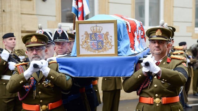 Offiziere der Gendarmerie und der Armee tragen den Sarg mit Luxemburgs Altgroßherzog Jean. Offiziere der Gendarmerie und der Armee tragen den Sarg mit Luxemburgs Altgroßherzog Jean.