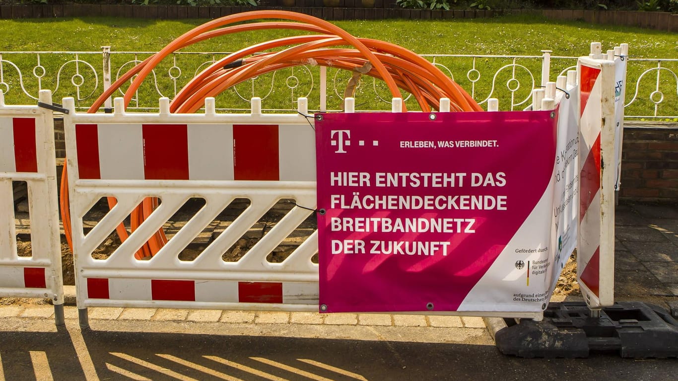 Die Telekom verlegt Kabel für schnelles Internet (Symbolbild): Vodafone fordert mehr Engagement der Bundesregierung beim Breitbandausbau nach Vorbild anderer europäischer Länder.