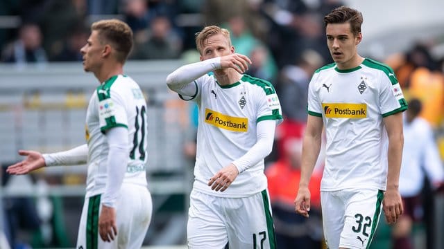 Die Profis von Borussia Mönchengladbach wurden während des Spiels gegen 1899 Hoffenheim von den eigenen Fans ausgepfifen. Die Profis von Borussia Mönchengladbach wurden während des Spiels gegen 1899 Hoffenheim von den eigenen Fans ausgepfifen.