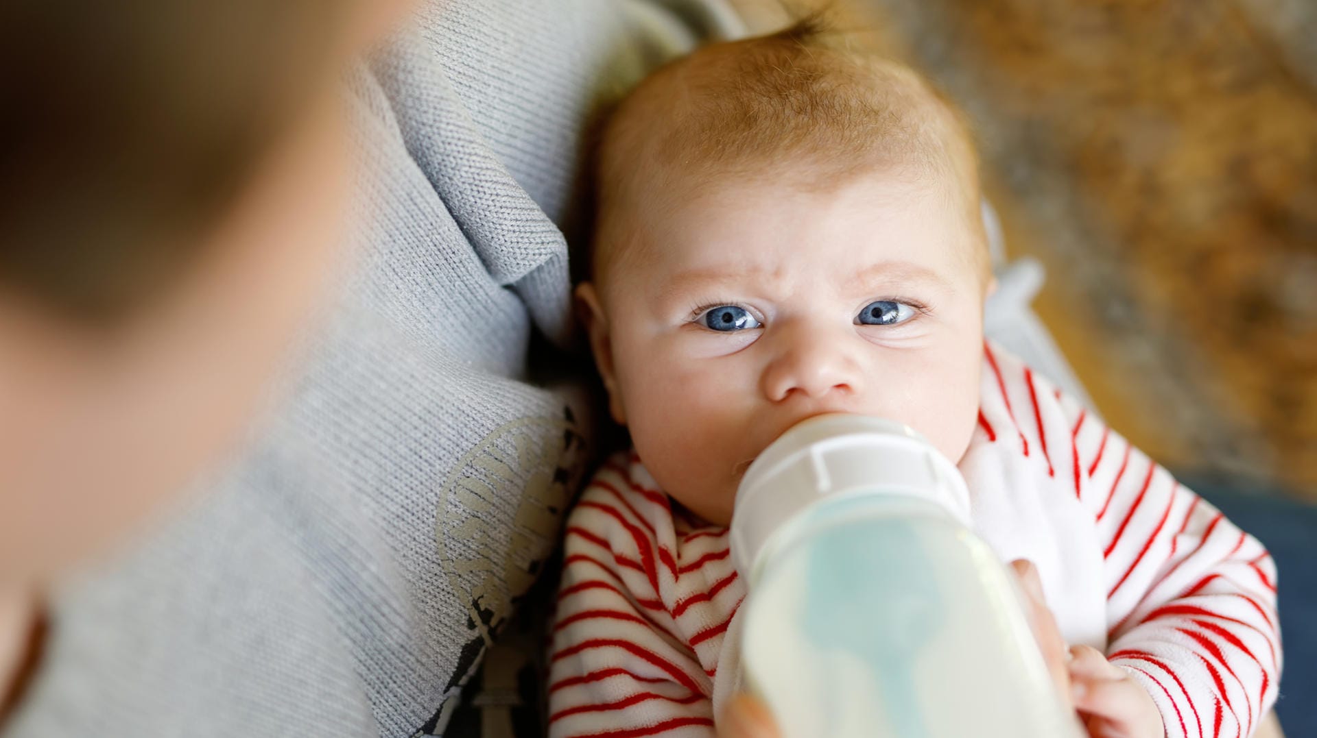 Baby trinkt aus Flasche: Nicht alle Medikamente dürfen gemeinsam mit Milch verabreicht werden.