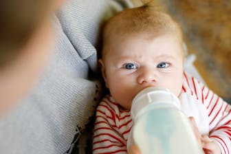 Baby trinkt aus Flasche: Nicht alle Medikamente dürfen gemeinsam mit Milch verabreicht werden.