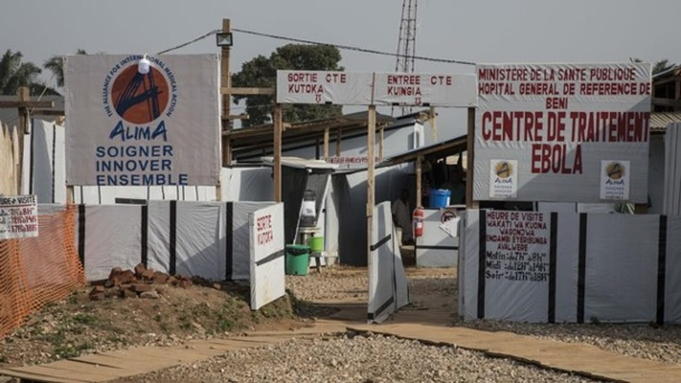 Eingang zu einem Ebola-Behandlungszentrum im Kongo (Symbolbild): Nothelfer bekommen die Epidemie im Osten nicht in den Griff.