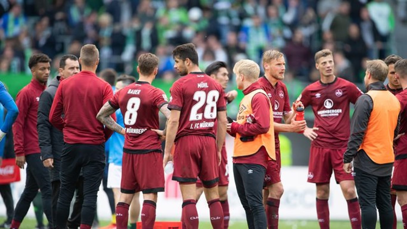 Nürnbergs Spieler stehen nach Spielschluss auf dem Feld und hadern mit der Niederlage.
