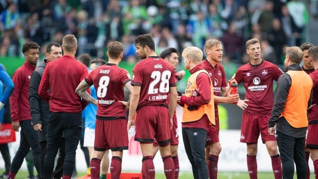Nürnbergs Spieler stehen nach Spielschluss auf dem Feld und hadern mit der Niederlage. Nürnbergs Spieler stehen nach Spielschluss auf dem Feld und hadern mit der Niederlage.